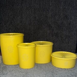 Tupperware 1970’s Daffodil yellow plastic round Food Storage Set or 4